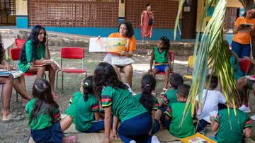 Crianças em roda de leitura promovido pela Vaga Lume - Foto: divulgação