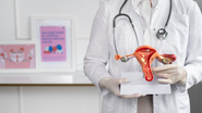O câncer do colo do útero é uma doença que se origina nas células do colo do útero, a parte inferior do órgão que se conecta à vagina