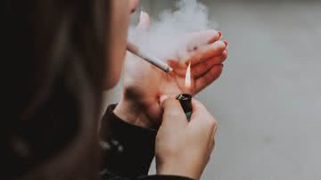 O hábito de fumar pode trazer diversos riscos para a saúde da mulher