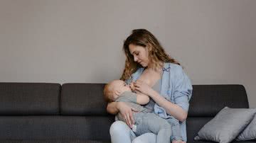 O aleitamento materno é indicado com exclusividade nos primeiros seis meses