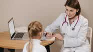 Crianças devem ir ao pediatra pelo menos uma vez por ano.