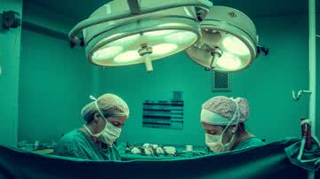 Cirurgia plástica deve ser feita com médicos especialistas