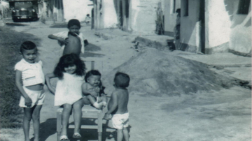 Nos anos 70, Erivaldo (à direita) e seus irmãos brincavam nas ruas de terra em frente à sua casa - Foto: arquivo pessoal